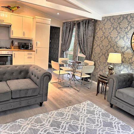 Welsh Villa-Hot Tub-Tenby-Carmarthen-Forestsetting Buitenkant foto